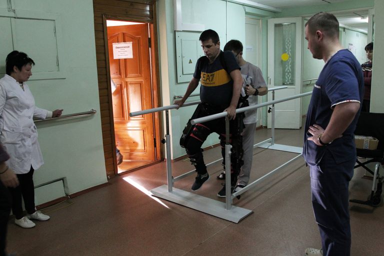 Пилот экзоскелета во время тренировки Пилот экзоскелета во время тренировки