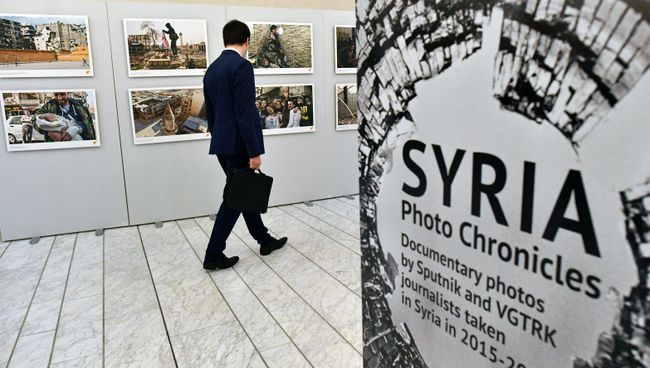 Посетитель на открытии выставки Сирия. Фотохроники войны в здании Европейского парламента в Страсбурге. 14 ноября 2017 Посетитель на открытии выставки Сирия. Фотохроники войны в здании Европейского парламента в Страсбурге. 14 ноября 2017