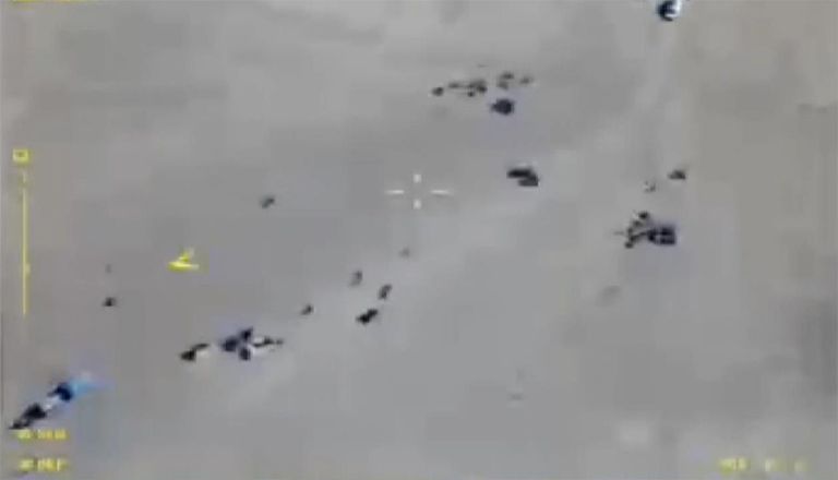 Автомобильная колонна боевиков ИГ (террористическая организация, запрещена в РФ), выходящих из Аль-Букемаля в сторону сирийско-иракской границы Автомобильная колонна боевиков ИГ (террористическая организация, запрещена в РФ), выходящих из Аль-Букемаля в сторону сирийско-иракской границы