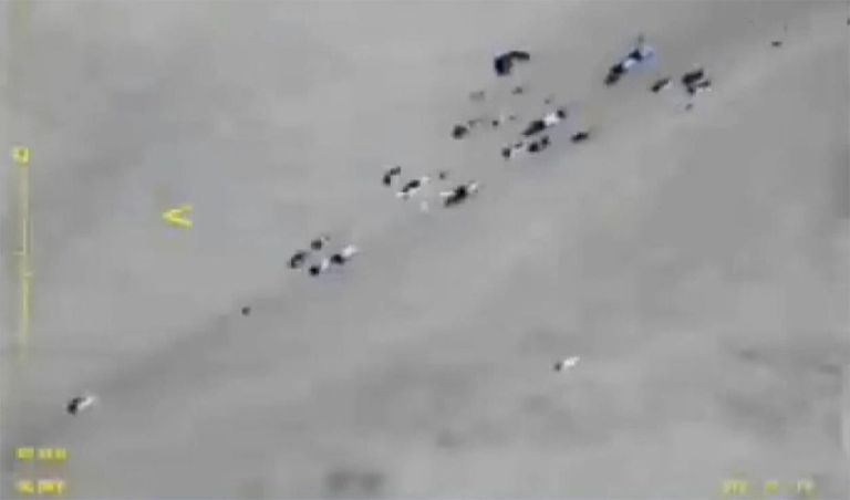 Автомобильная колонна боевиков ИГ (террористическая организация, запрещена в РФ), выходящих из Аль-Букемаля в сторону сирийско-иракской границы