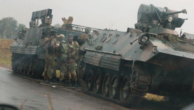 Военные на дороге недалеко от Хараре, Зимбабве. 14 ноября 2017 Военные на дороге недалеко от Хараре, Зимбабве. 14 ноября 2017