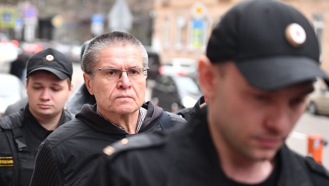 Экс-министр экономического развития Алексей Улюкаев у здания Замоскворецкого суда. 15 ноября 2017