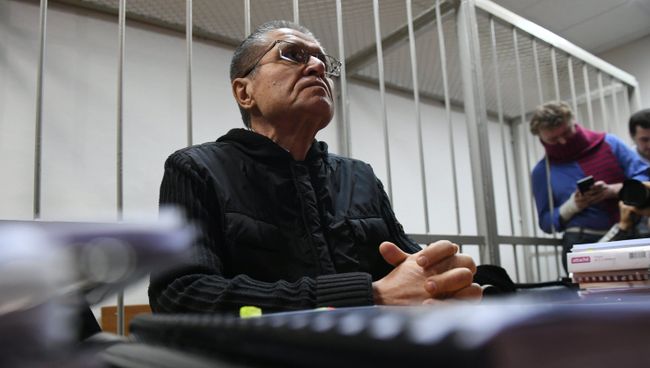 Экс-министр экономического развития Алексей Улюкаев у здания Замоскворецкого суда. 15 ноября 2017