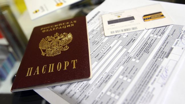 Паспорт и sim-карта в салоне связи. Архивное фото Паспорт и sim-карта в салоне связи. Архивное фото