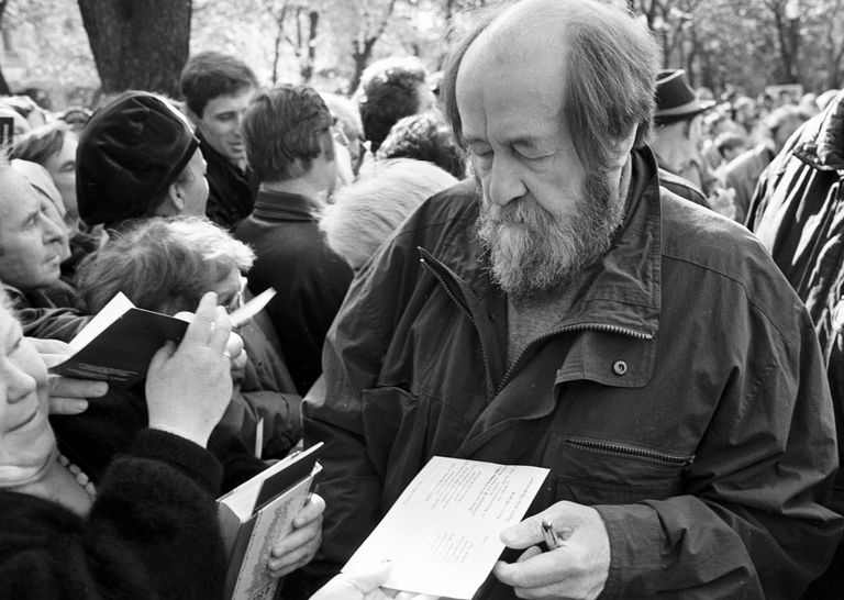 Писатель Александр Солженицын дает автографы на открытии памятника Сергею Есенину Писатель Александр Солженицын дает автографы на открытии памятника Сергею Есенину