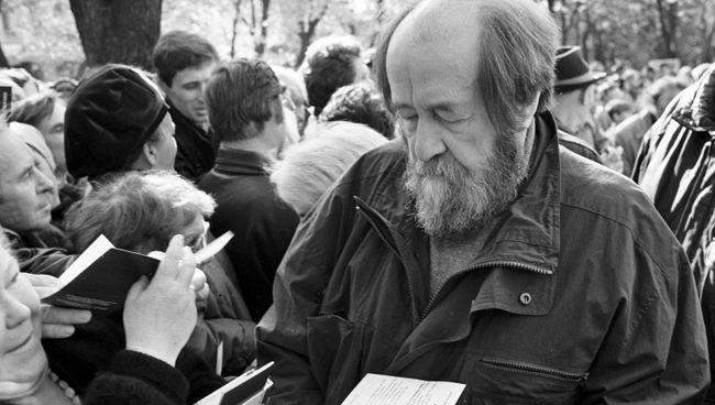 Писатель Александр Солженицын. Архивное фото Писатель Александр Солженицын. Архивное фото