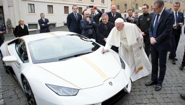 Папа Римский Франциск и автомобиль Lamborghini, подаренный ему производителем. 15 ноября 2017 Папа Римский Франциск и автомобиль Lamborghini, подаренный ему производителем. 15 ноября 2017