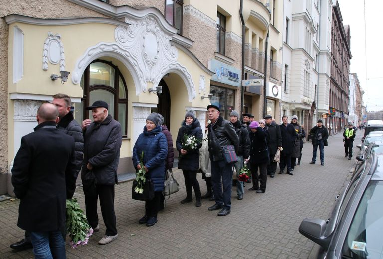Люди стоят в очереди к храму Александра Невского в Риге, чтобы проститься с сатириком Михаилом Задорновым. 15 ноября 2017