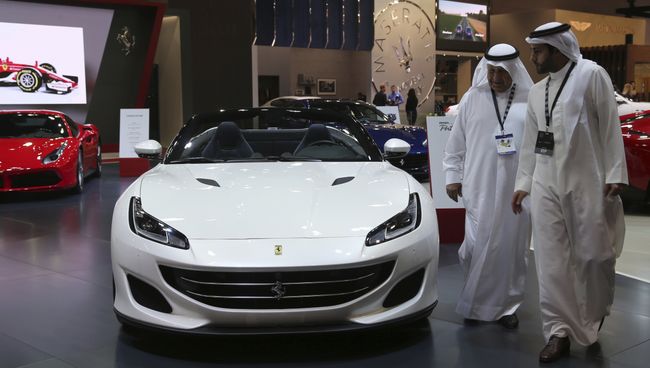 Посетители перед автомобилем Ferrari Portofino на Dubai Motor Show в ОАЭ. 14 ноября 2017 Посетители перед автомобилем Ferrari Portofino на Dubai Motor Show в ОАЭ. 14 ноября 2017