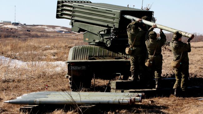 Военнослужащие заряжают реактивную артиллерийскую установку Торнадо Военнослужащие заряжают реактивную артиллерийскую установку Торнадо
