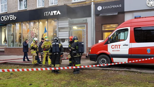 Пожарные расчеты на месте возгорания в здании на ул. Профсоюзная, где расположен детский сад. 15 ноября 2017 Пожарные расчеты на месте возгорания в здании на ул. Профсоюзная, где расположен детский сад. 15 ноября 2017