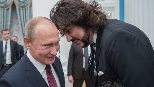 Президент Владимир Путин и певец Филипп Киркоров, награжденный орденом Почета, на церемонии вручения государственных наград в Кремле. 15 ноября 2017 Президент Владимир Путин и певец Филипп Киркоров, награжденный орденом Почета, на церемонии вручения государственных наград в Кремле. 15 ноября 2017