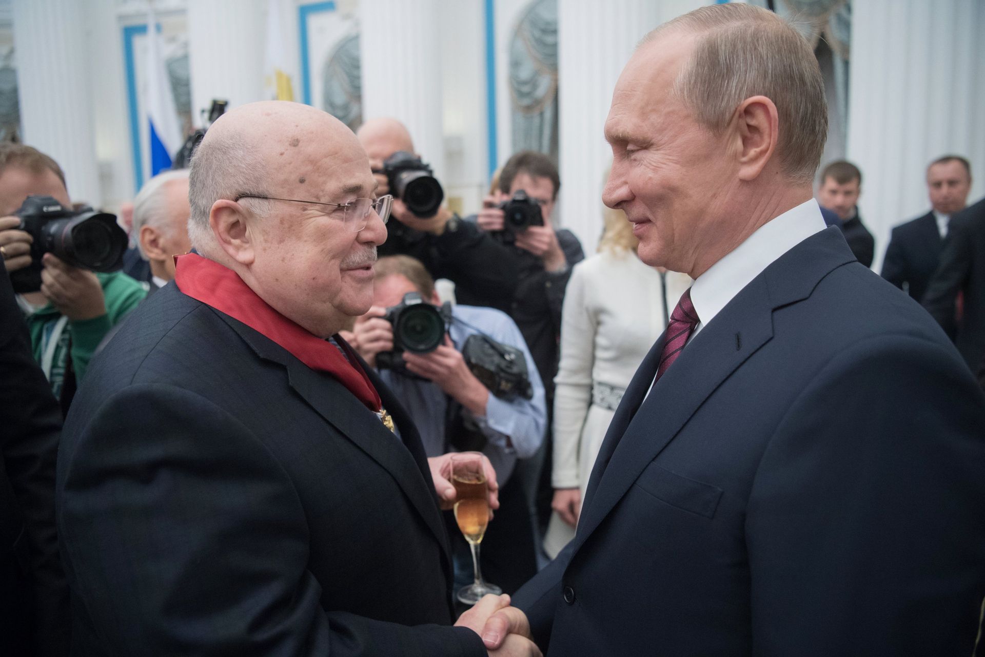 Президент РФ Владимир Путин и художественный руководитель Московского театра Et Cetera Александр Калягин на церемонии вручения государственных наград в Кремле. 15 ноября 2017 - РИА Новости, 1920, 27.02.2026