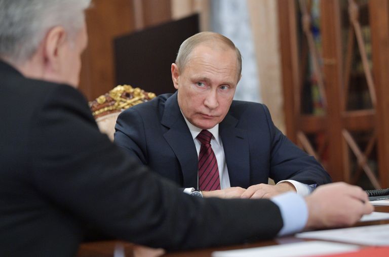 Президент РФ Владимир Путин во время рабочей встречи с президентом ОАО Российские железные дороги Олегом Белозеровым и мэром Москвы Сергеем Собяниным. 15 ноября 2017