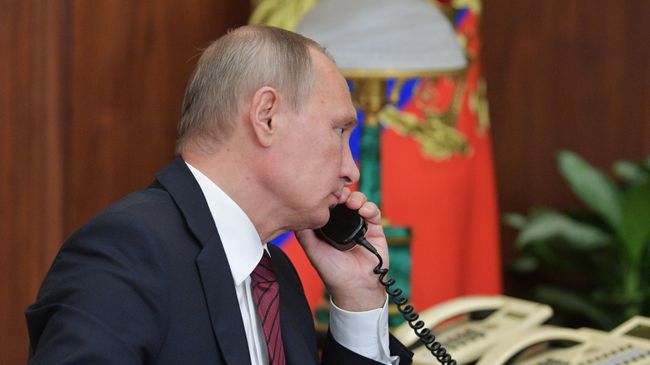 Президент РФ Владимир Путин во время телефонного разговора. Архивное фото