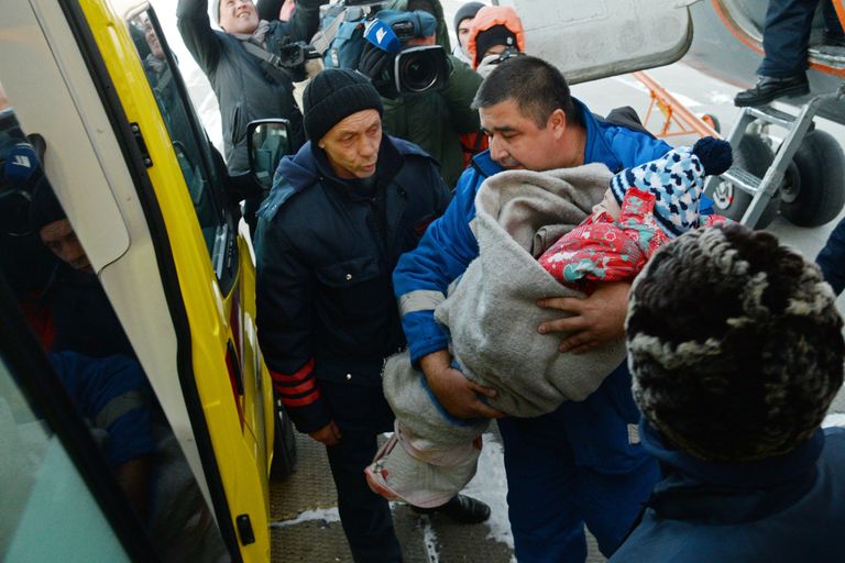 Сотрудник медицинской помощи переносит выжившую при крушении самолета L-410 девочку в автомобиль скорой помощи в Хабаровске Сотрудник медицинской помощи переносит выжившую при крушении самолета L-410 девочку в автомобиль скорой помощи в Хабаровске