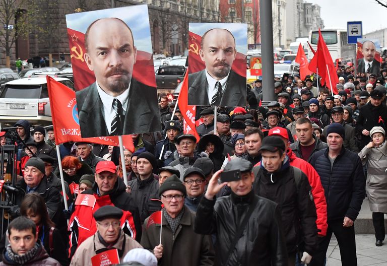 Участники митинга и шествия КПРФ в Москве, посвященного 100-летию Великой Октябрьской социалистической революции