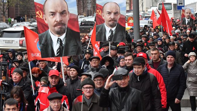 Участники митинга и шествия КПРФ в Москве, посвященного 100-летию Великой Октябрьской социалистической революции Участники митинга и шествия КПРФ в Москве, посвященного 100-летию Великой Октябрьской социалистической революции