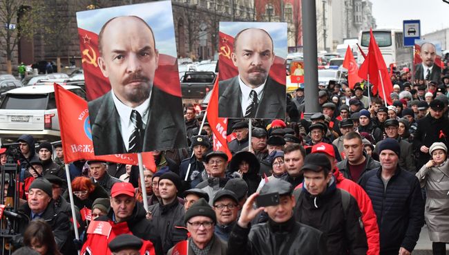 Участники митинга и шествия КПРФ в Москве, посвященного 100-летию Великой Октябрьской социалистической революции Участники митинга и шествия КПРФ в Москве, посвященного 100-летию Великой Октябрьской социалистической революции