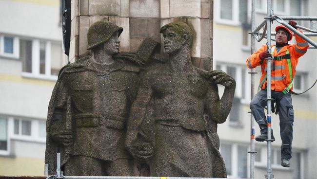 Рабочий монтирует строительные леса у памятника благодарности Красной армии в центре города Щецин. Архивное фото Рабочий монтирует строительные леса у памятника благодарности Красной армии в центре города Щецин. Архивное фото