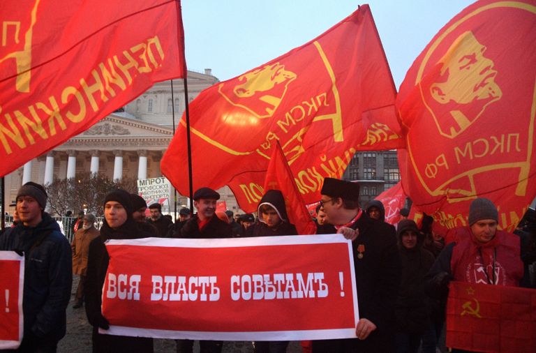 Участники шествия в Москве, посвященного 99-й годовщине Великой Октябрьской социалистической революции Участники шествия в Москве, посвященного 99-й годовщине Великой Октябрьской социалистической революции