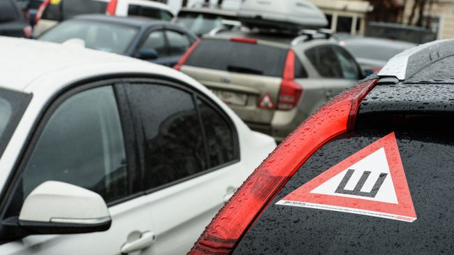 Автомобили с наклеенным знаком Шипы Автомобили с наклеенным знаком Шипы