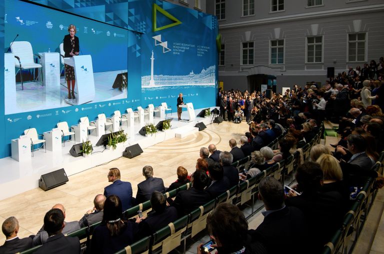 Заместитель председателя правительства РФ Ольга Голодец (в центре) на торжественном открытии Санкт-Петербургского международного культурного форума Заместитель председателя правительства РФ Ольга Голодец (в центре) на торжественном открытии Санкт-Петербургского международного культурного форума