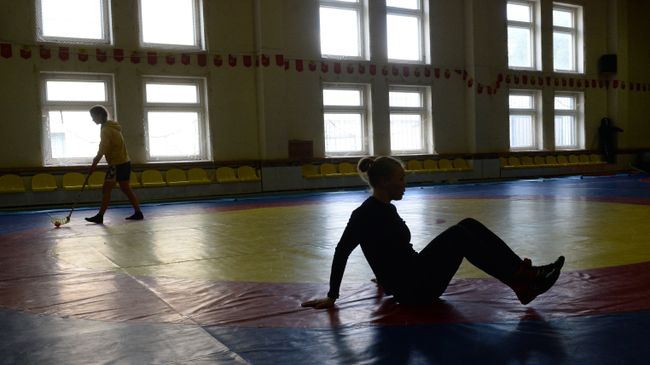Спортсменки женской сборной РФ по вольной борьбе на тренировке