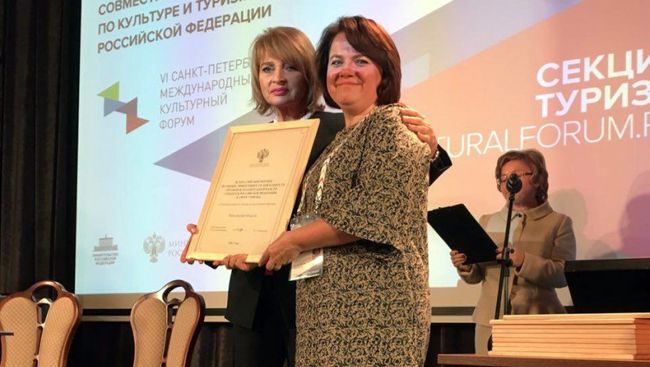 Заместитель министра культуры РФ Алла Манилова и министр культуры Московской области Оксана Косарева во время вручения диплома Заместитель министра культуры РФ Алла Манилова и министр культуры Московской области Оксана Косарева во время вручения диплома