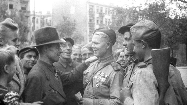 Жители Люблина и бойцы Советской Армии на одной из улиц города. Польша, 1944 год Жители Люблина и бойцы Советской Армии на одной из улиц города. Польша, 1944 год