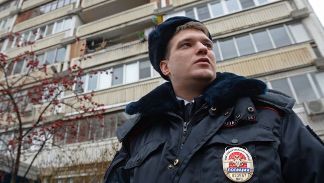 Старший лейтенант полиции Анатолий Арабкин во время планового обхода в Москве Старший лейтенант полиции Анатолий Арабкин во время планового обхода в Москве