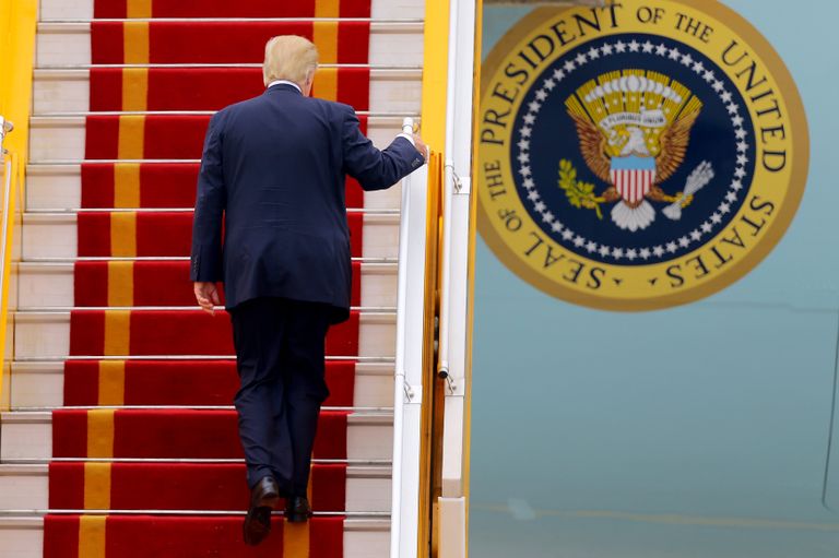 Президент США Дональд Трамп поднимается по трапу борта номер 1