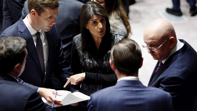 Постоянные представители России и США при ООН Василий Небензя и Никки Хейли во время заседания Совета Безопасности. 16 ноября 2017 Постоянные представители России и США при ООН Василий Небензя и Никки Хейли во время заседания Совета Безопасности. 16 ноября 2017
