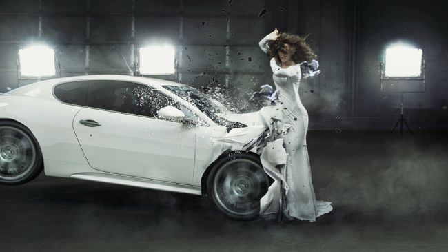 Автомобиль врезается в девушку Автомобиль врезается в девушку