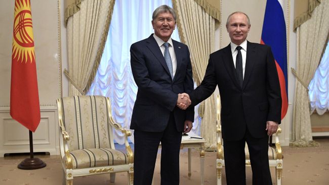Президент РФ Владимир Путин и президент Киргизии Алмазбек Атамбаев (слева) во время встречи 17 декабря 2017 Президент РФ Владимир Путин и президент Киргизии Алмазбек Атамбаев (слева) во время встречи 17 декабря 2017