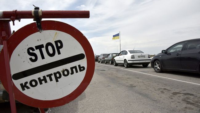 Автомобили на пункте пропуска Джанкой на границе России и Украины. Архивное фото