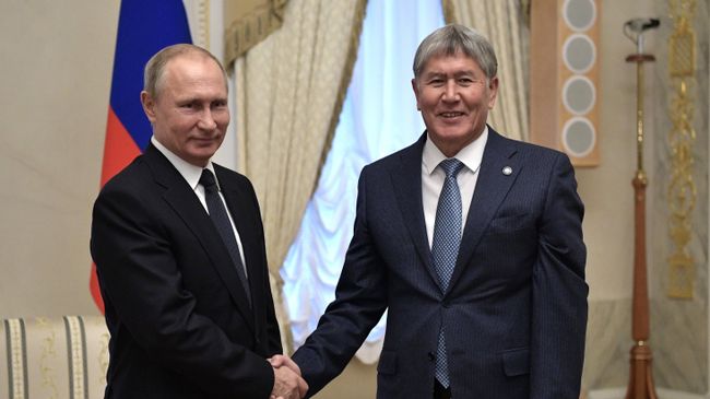 Президент РФ Владимир Путин и президент Киргизии Алмазбек Атамбаев во время встречи. 17 декабря 2017 Президент РФ Владимир Путин и президент Киргизии Алмазбек Атамбаев во время встречи. 17 декабря 2017