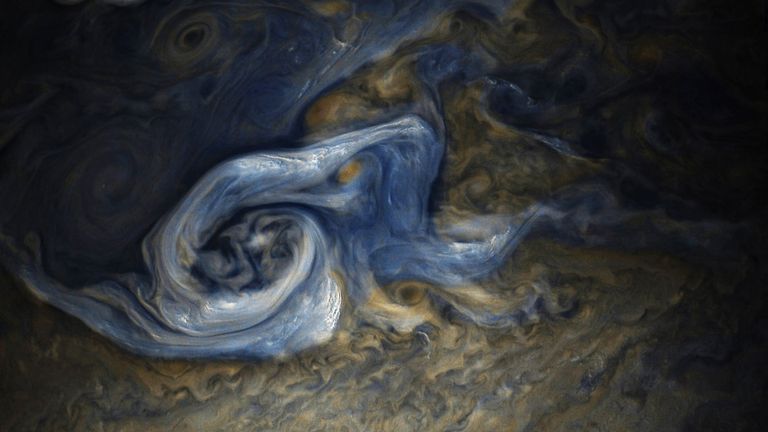 Ураган, снятый на поверхности Юпитера зондом Juno в конце октября этого года Ураган, снятый на поверхности Юпитера зондом Juno в конце октября этого года