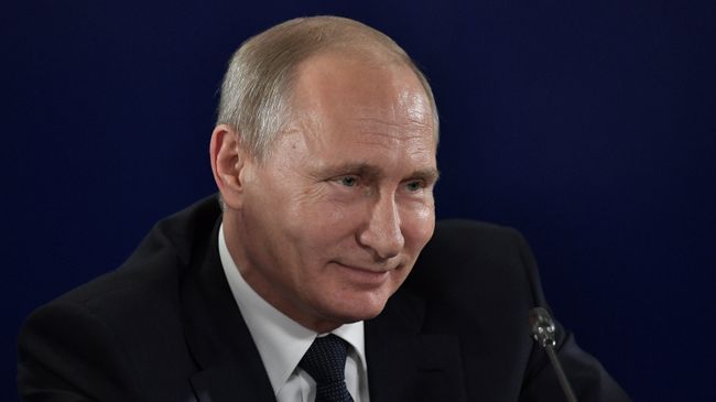 Президент РФ Владимир Путин во время совещания по вопросам выявления, поддержки и профессиональной подготовки талантливой молодежи в сфере искусства. 17 ноября 2017