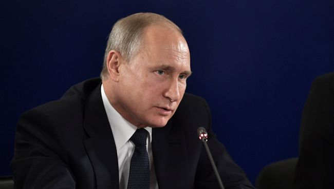 Президент РФ Владимир Путин во время совещания по вопросам выявления, поддержки и профессиональной подготовки талантливой молодежи в сфере искусства. 17 ноября 2017
