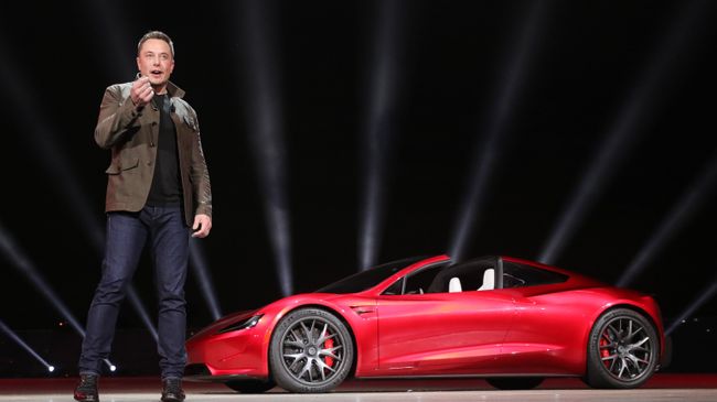 Глава компании Tesla Илон Маск на презентации автомобиля Roadster 2. Архивное фото Глава компании Tesla Илон Маск на презентации автомобиля Roadster 2. Архивное фото