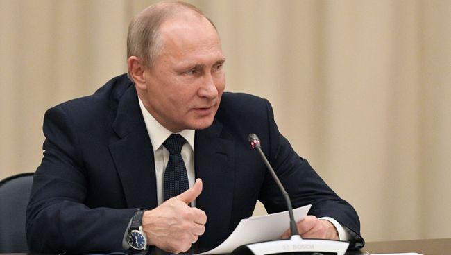 Президент РФ Владимир Путин во время заседания Попечительского совета Мариинского театра в Санкт-Петербурге. 17 ноября 2017 Президент РФ Владимир Путин во время заседания Попечительского совета Мариинского театра в Санкт-Петербурге. 17 ноября 2017