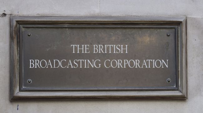Вывеска на здании штаб-квартиры британская вещательной корпорации BBC в Лондоне