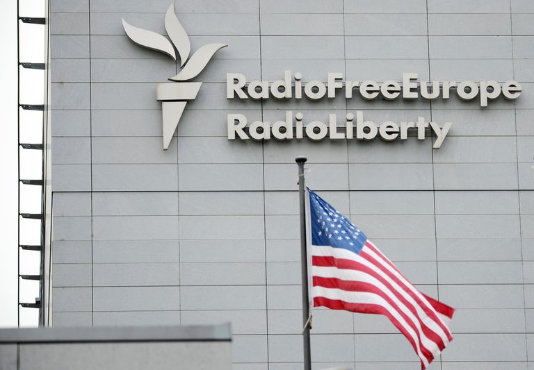 Вывеска на здании штаб-квартиры международной радиовещательной организации Свободная Европа/Свобода в Праге Вывеска на здании штаб-квартиры международной радиовещательной организации Свободная Европа/Свобода в Праге