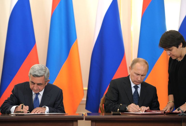 Президент Армении Серж Саргсян и президент РФ Владимир Путин во время подписания совместных документов по итогам российско-армянских переговоров. 3 сентября 2013