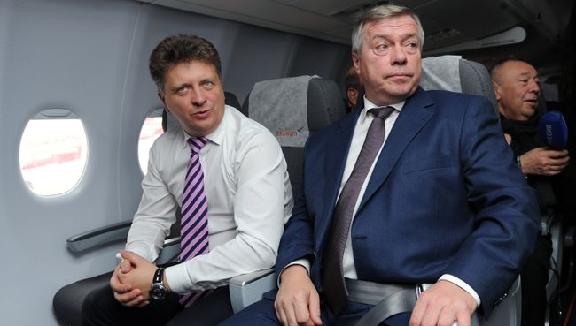 Министр транспорта РФ Максим Соколов и губернатор Ростовской области Василий Голубев в самолете авиакомпании Азимут, выполняющего первый рейс в новый аэропорт Платов. 18 ноября 2017