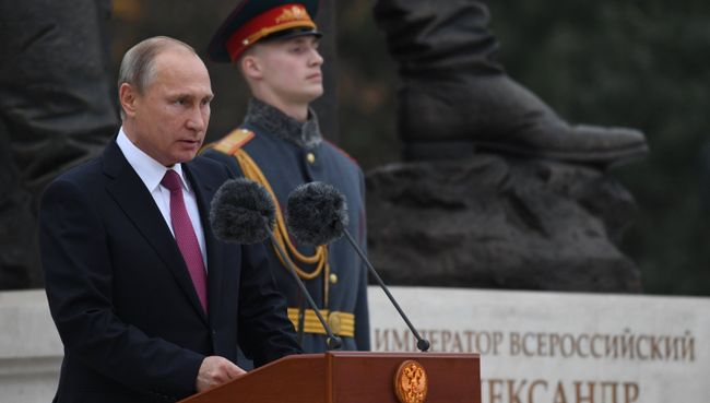 Владимир Путин на церемонии открытия памятника Александру III в Ялте. 18 ноября 2017 Владимир Путин на церемонии открытия памятника Александру III в Ялте. 18 ноября 2017
