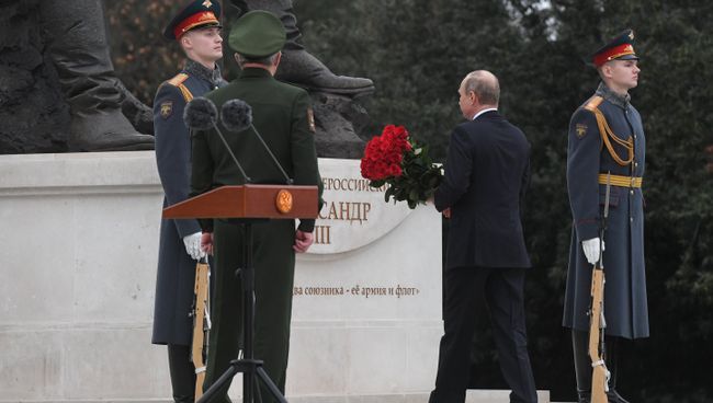 Владимир Путин на церемонии открытия памятника Александру III в Ялте. 18 ноября 2017 Владимир Путин на церемонии открытия памятника Александру III в Ялте. 18 ноября 2017