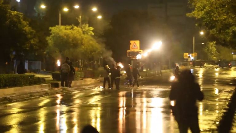Файеры против слезоточивого газа: столкновения с полицией на демонстрации в Афинах Файеры против слезоточивого газа: столкновения с полицией на демонстрации в Афинах