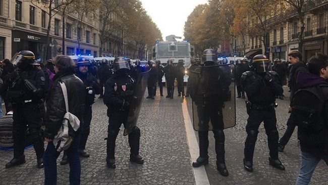 Во время акции протеста в Париже против политики Эммануэля Макрона. 18 ноября 2017 Во время акции протеста в Париже против политики Эммануэля Макрона. 18 ноября 2017